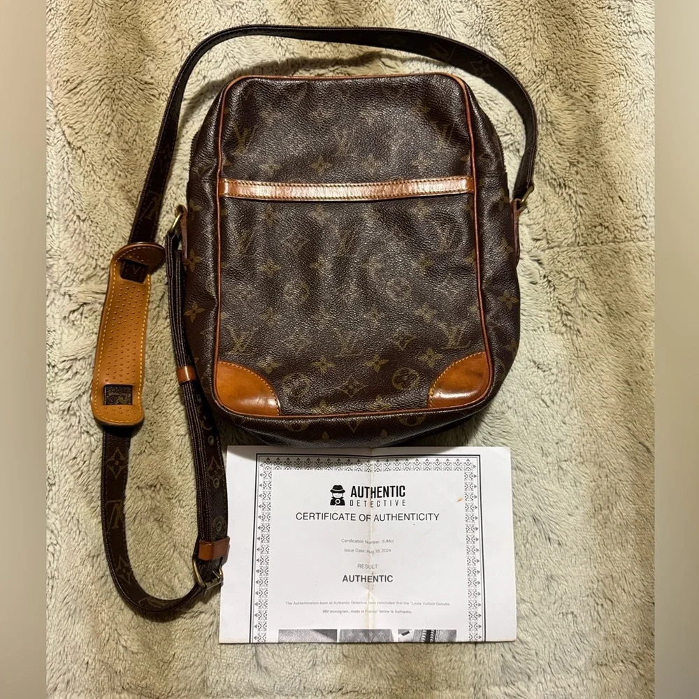 🔥 COA Louis Vuitton Danube Monogram Crossbody Bag in GUC 🔥 - Picture 12 of 15